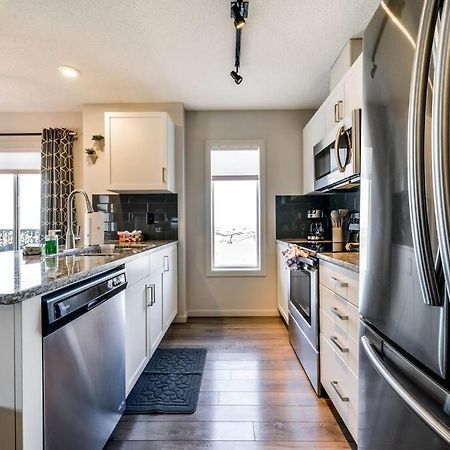 Bright Luxe Condo, Ac, Top Floor, King Bed, Balcony! Edmonton Exteriér fotografie