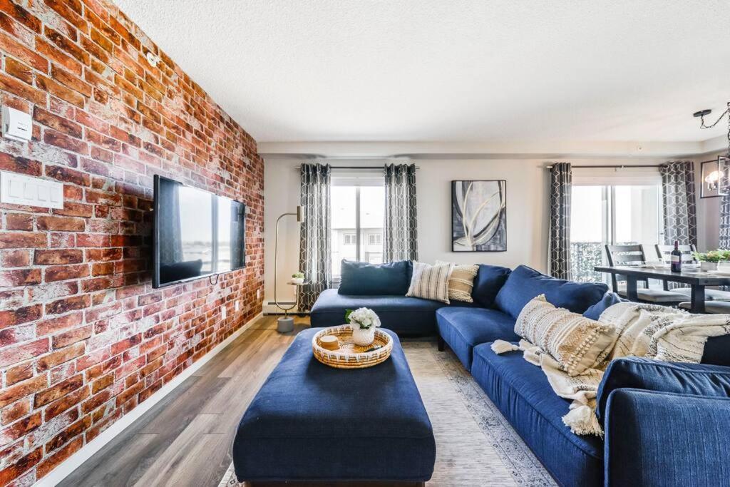 Bright Luxe Condo, Ac, Top Floor, King Bed, Balcony! Edmonton Exteriér fotografie