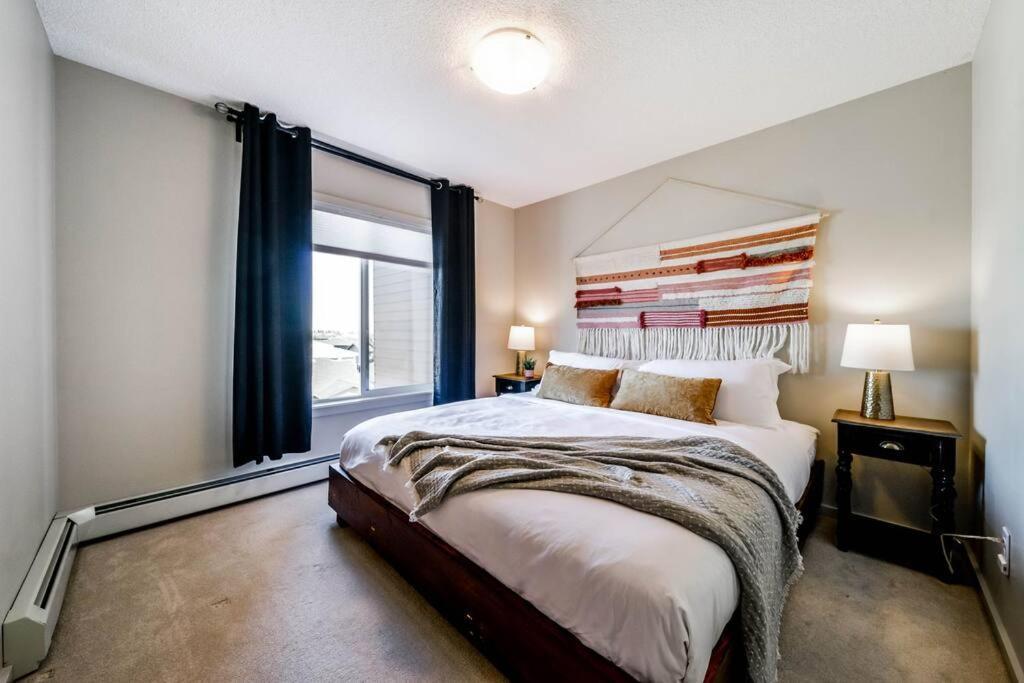 Bright Luxe Condo, Ac, Top Floor, King Bed, Balcony! Edmonton Exteriér fotografie