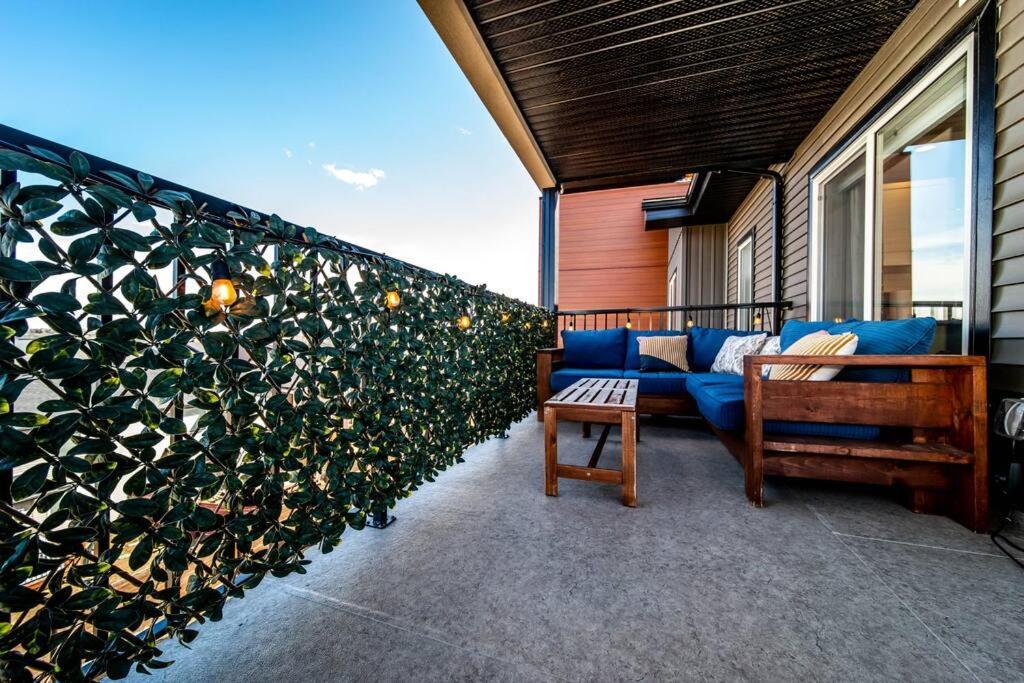 Bright Luxe Condo, Ac, Top Floor, King Bed, Balcony! Edmonton Exteriér fotografie