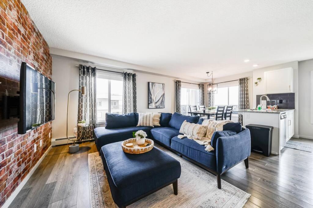 Bright Luxe Condo, Ac, Top Floor, King Bed, Balcony! Edmonton Exteriér fotografie