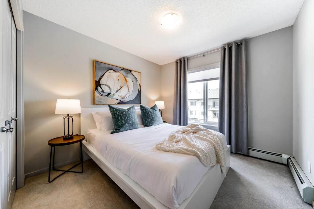 Bright Luxe Condo, Ac, Top Floor, King Bed, Balcony! Edmonton Exteriér fotografie