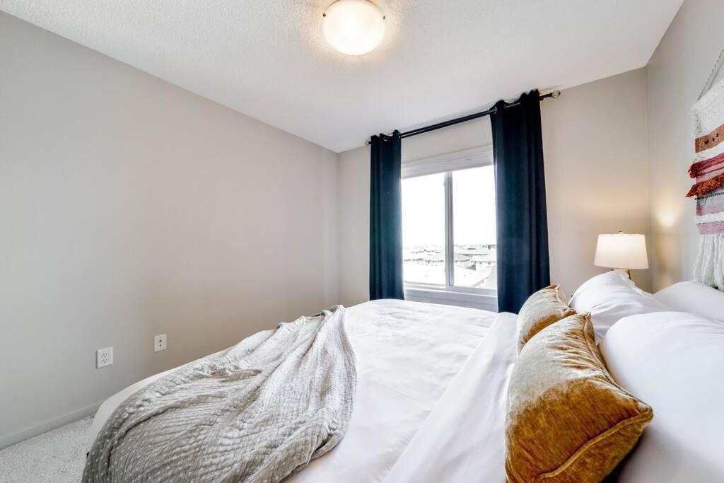 Bright Luxe Condo, Ac, Top Floor, King Bed, Balcony! Edmonton Exteriér fotografie