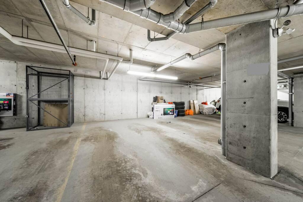 Bright Luxe Condo, Ac, Top Floor, King Bed, Balcony! Edmonton Exteriér fotografie