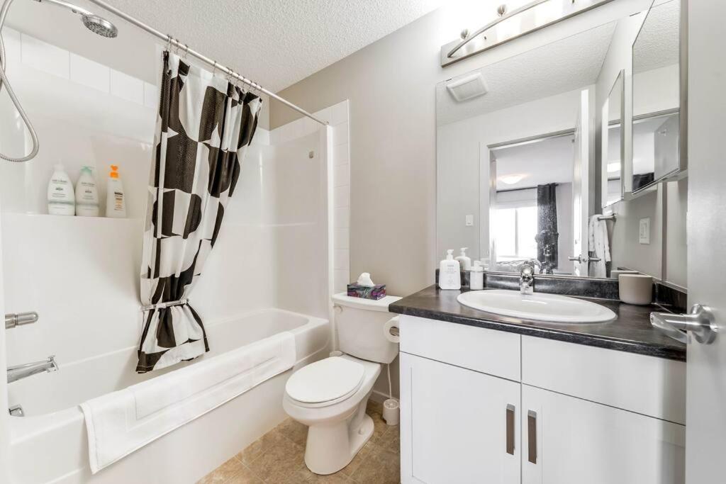 Bright Luxe Condo, Ac, Top Floor, King Bed, Balcony! Edmonton Exteriér fotografie
