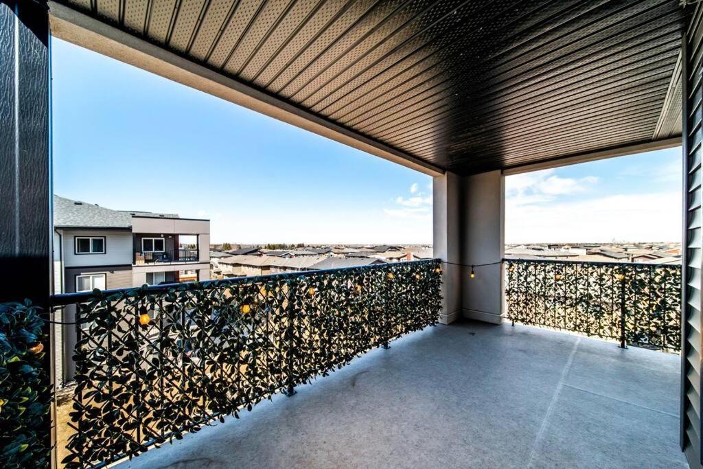Bright Luxe Condo, Ac, Top Floor, King Bed, Balcony! Edmonton Exteriér fotografie