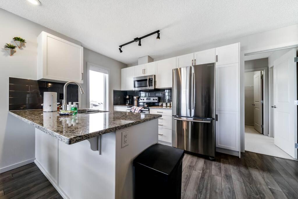 Bright Luxe Condo, Ac, Top Floor, King Bed, Balcony! Edmonton Exteriér fotografie