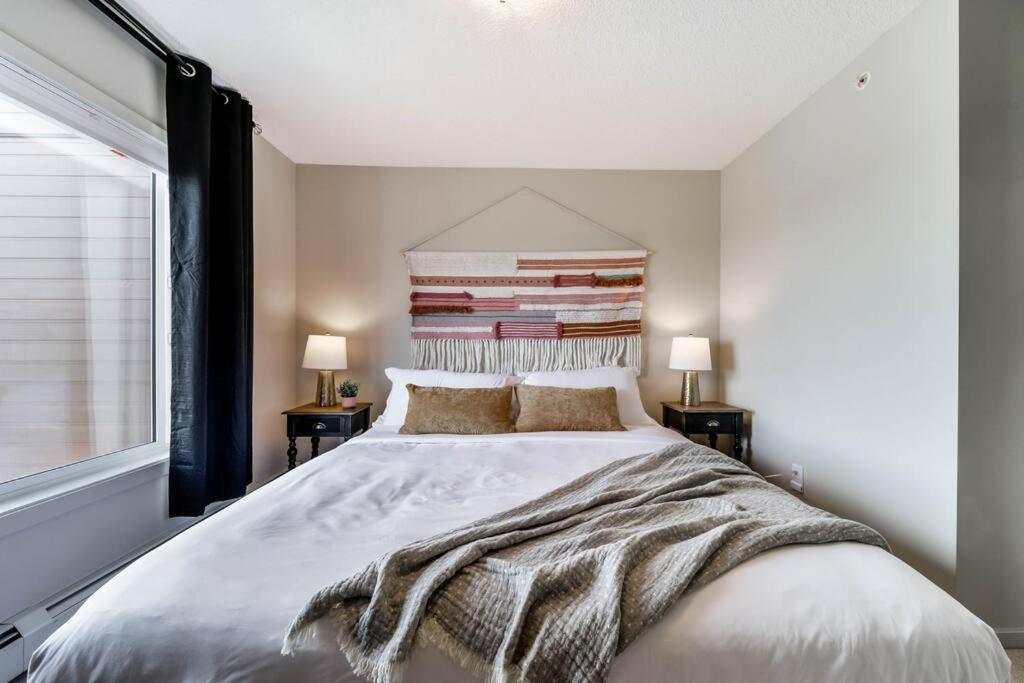 Bright Luxe Condo, Ac, Top Floor, King Bed, Balcony! Edmonton Exteriér fotografie