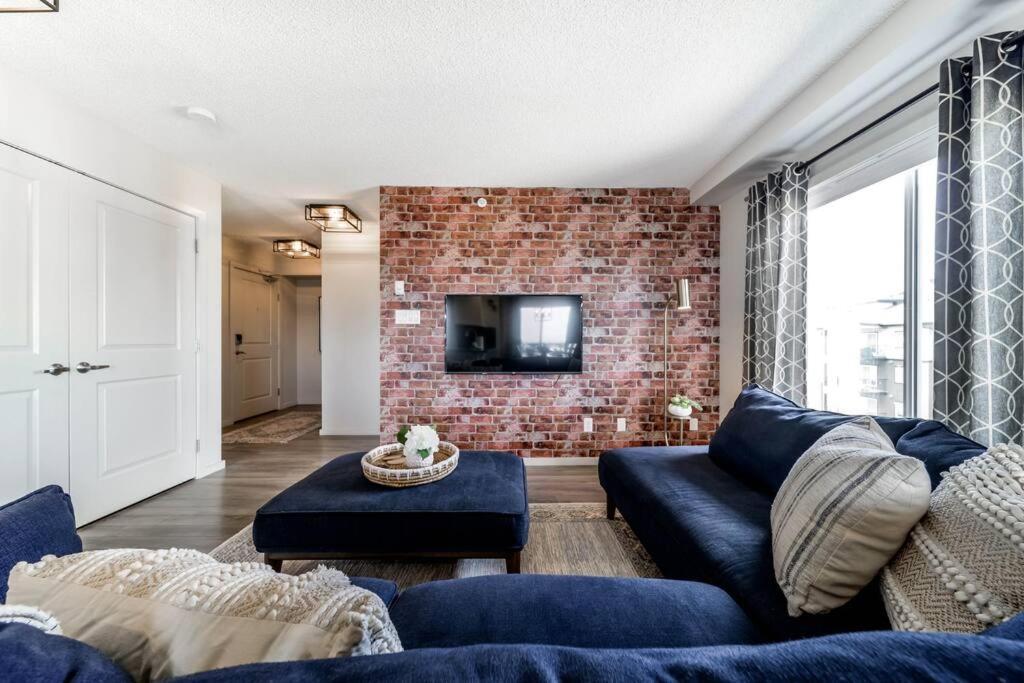 Bright Luxe Condo, Ac, Top Floor, King Bed, Balcony! Edmonton Exteriér fotografie