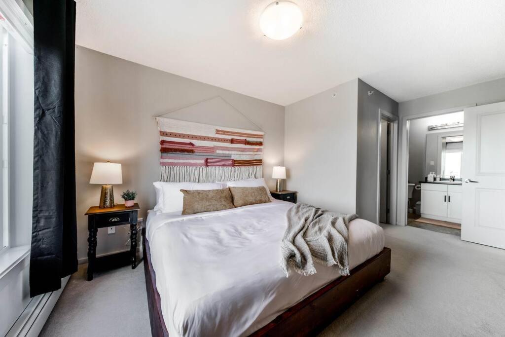 Bright Luxe Condo, Ac, Top Floor, King Bed, Balcony! Edmonton Exteriér fotografie