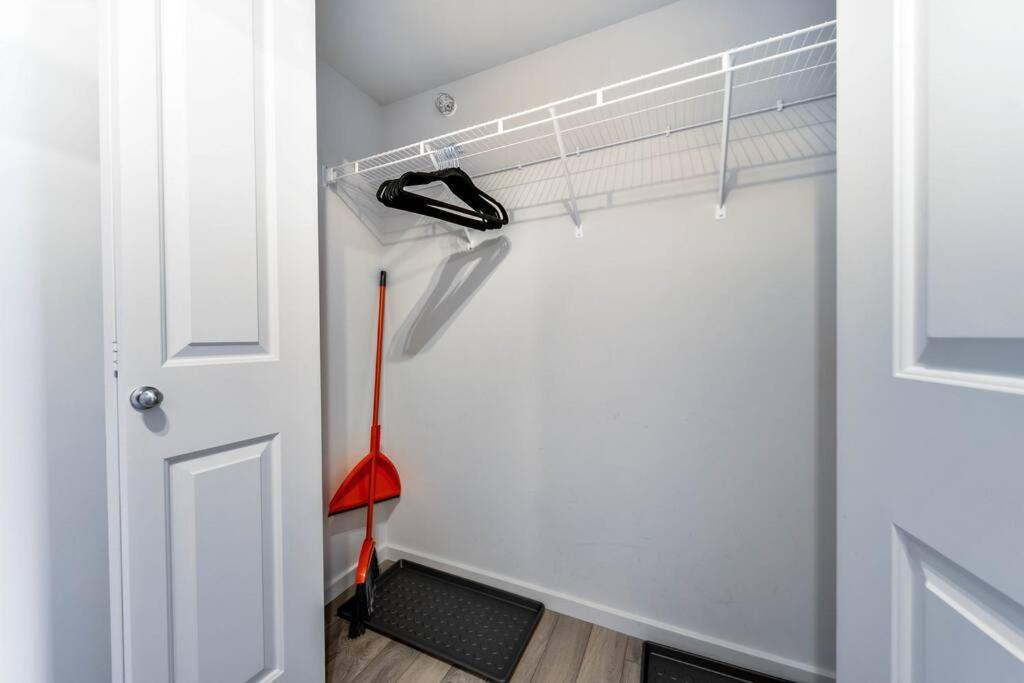 Bright Luxe Condo, Ac, Top Floor, King Bed, Balcony! Edmonton Exteriér fotografie