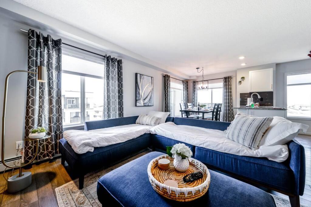 Bright Luxe Condo, Ac, Top Floor, King Bed, Balcony! Edmonton Exteriér fotografie