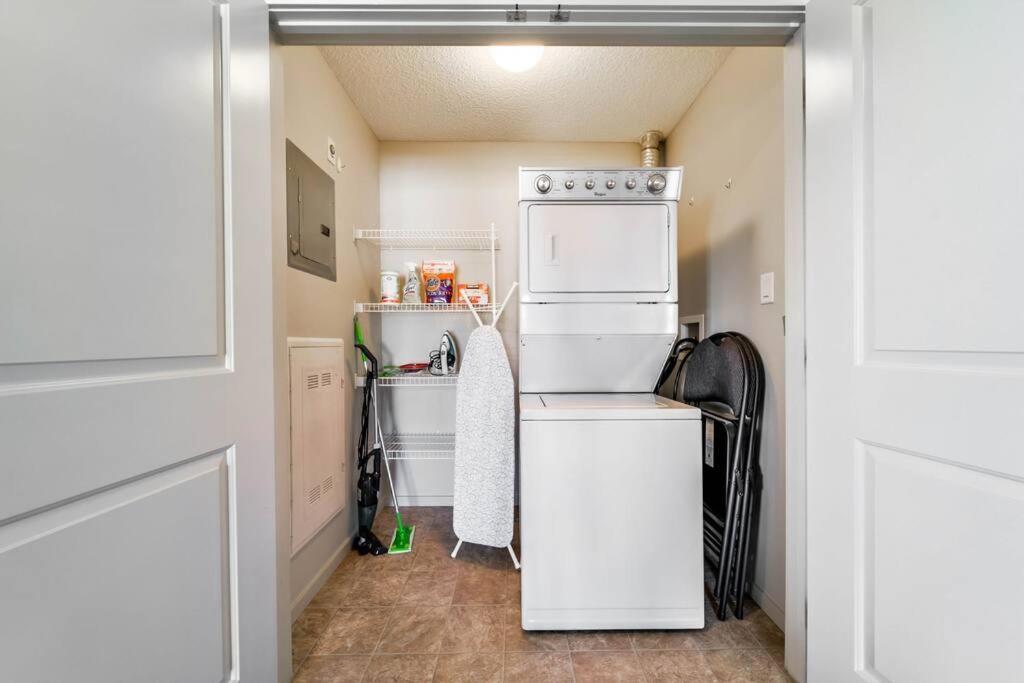 Bright Luxe Condo, Ac, Top Floor, King Bed, Balcony! Edmonton Exteriér fotografie